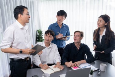 Bir grup farklı ofis çalışanı şirket ofis odasında stratejik iş pazarlama planlamasında birlikte çalışıyor. İş yeri konseptinde pozitif takım çalışması. Tedbirli