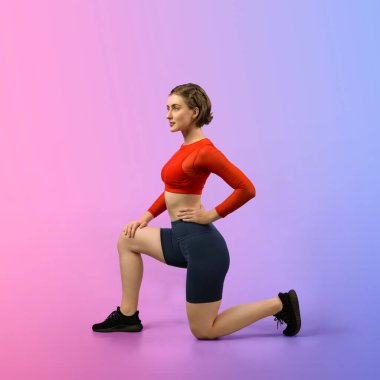 Vücut uzunluğunun tamamı atletik ve sportif genç kadınları izole edilmiş arka planda spor pozisyonunda çeker. Sağlıklı aktif ve vücut bakımı yaşam tarzı.