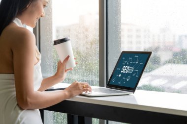 Model e-ticaret için SEO arama motoru optimizasyonu ve bilgisayar ekranında gösterilen çevrimiçi perakende işi