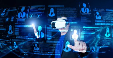 Güvenlik sistemine girerken takım elbise ve sanal gerçeklik gözlüğü takıyor. Global ağa bağlanan ve kimliğini doğrulayan bir iş adamı. Yapay zeka. Teknoloji yeniliği. Yaratıcılık.