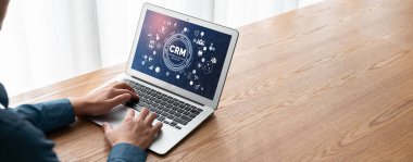 CRM işletme ve işletme için modern bilgisayarda müşteri ilişkileri yönetim sistemi