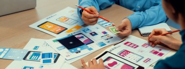 Mobil uygulama ya da web sitesi için kullanıcı arayüzü prototipi planlayan yeni başlayan şirket çalışanlarının panorama pankartı. UX UI tasarımcı beyin fırtınası kullanıcı dostu arayüz planı. Sinerjik