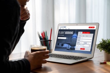 Online uçuş rezervasyon sitesi mod rezervasyon sistemi sağlar. Seyahat teknolojisi kavramı .