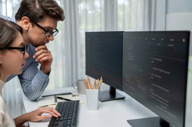Takım becerisi geliştiricileri programı en yeni kodlama yaratıcı web sitesi planlama yazılım projesini iki bilgisayar ekranında düşünerek, ofiste tam yığın veri analizi ile karşılaştırıldığında. Varsayım.
