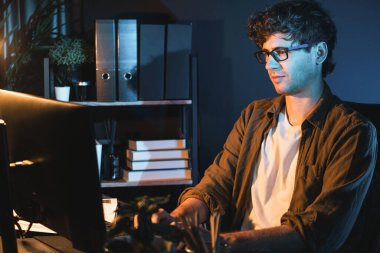 Genç işadamı, Neon Light Modern Ofis 'te yaratıcı bir başlangıç projesi için bilgisayara odaklanıyor. Düşünüyorum da, pazarlama ağı yaratıcıdan pazar kanalı tasarım konseptine çevrimiçi planlama. Toplayıcı.