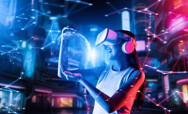 Meta 'nın siber punk tarzı binasında duran kadın meta-evrene bağlı VR kulaklık, gelecekteki siber uzay topluluğu teknolojisi iki eliyle 3D hologram küreyi tutan kadın. Halüsinasyon.