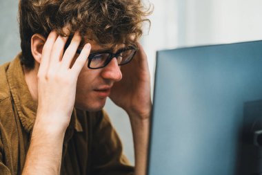 Stresli yaratıcı yönetici yeni sunumla tasarım araması yaparken aynı zamanda ev ofisinin dizüstü bilgisayarında günlük gömlekle e-posta göndermeyi bekliyor. İş dünyası yeni harika bir fikir düşünüyor. Toplayıcı.