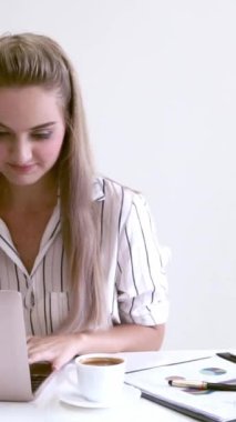 Modern ofiste çalışan sarışın bir iş kadını. İş konsepti.