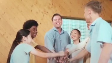 Kafkas öğretmeni ve mutlu çeşitli çocuklar ayakta dururken başarılı projeyi kutlamak için el ele tutuşuyorlar. Aşkı, şirketi, takım çalışmasını, birlikteliği ve birliği temsil et. Öğretim