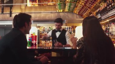 Gülümseyen akıllı barmen, lüks bardaki misafirlere buz kalıbı koyuyor, VIP müşteri çiftiyle ya da sıcak gece kulübünün arka atmosferinde arkadaşlarıyla canlı sohbetler ediyor. Vinosity.