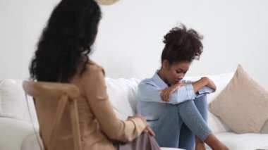 Travma sonrası stres bozukluğu olan üzgün bir kadın psikoloğu, depresyon ya da kalp yetmezliğinden sonra üzüntülü bir ruh sağlığı terapisi görüyor. Hayal kırıklığına uğramış genç bir kadın klinikteki duygular hakkında bir psikologla konuşuyor.