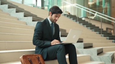 Yönetici, başarılı bir projeyi kutluyor ya da terfi alıyor, yeni bir iş buluyor. Profesyonel iş adamı, satışları kontrol ederken mutlu ve keyifli olduğunu ifade eder. Sevinçli..