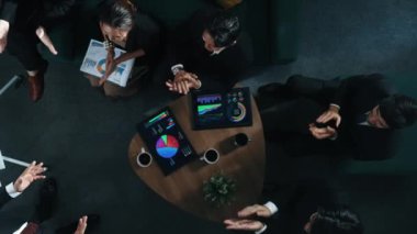 İşletme takımının en düşük görüşü yatırımcının beyaz tahtada dururken sunduğu fikri dinlemektir. Tablet sergilenirken çeşitli gruplar oturuyordu. Finansal grafik veya yatırım istatistikleri. Müdürlük.