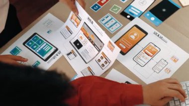 Mobil uygulama ya da web sitesi için kullanıcı arayüzü prototipi planlayan şirket çalışanlarının en iyi görünüm videosu. UX UI tasarımcı beyin fırtınası kullanıcı dostu arayüz planı. Sinerjik