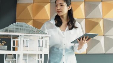 Tablet kontrol evi modelini kullanan güzel bir proje yöneticisi. Mimar mühendisinin portresi tabletteki veri analizini kullanarak bina inşaatını denetliyor. İş inşaat konsepti. Yönlendirici.