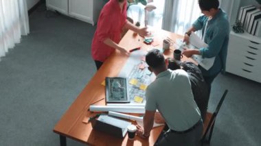 İnşaat inşaatı için birlikte çalışan akıllı inşaat mühendisi ekibinin üst düzey görüntüsü. Mimar tasarımcının yürüme ve buluşmaya katılma görüntüsü tablete bakarken fikirden bahsederken. Sempozyum.