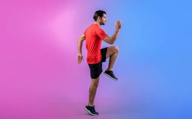 Vücut uzunluğunun tamamı atletik ve sportif genç erkek fitness 'in izole edilmiş arka planda kardiyo egzersizi duruşunu gösteriyor. Sağlıklı aktif ve vücut bakımı yaşam tarzı.