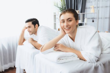 Kafkas çift müşterisi stres önleyici spa masajının keyfini çıkarıyor ve lüks otel veya oteldeki gündüz açık hava ortamında güzellik teniyle eğleniyor. Sessiz.