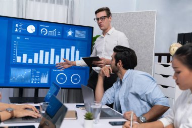 Ofiste sunum ya da analist ekibiyle toplantı odasında mali verileri analiz etmek için BI Fintech 'i kullanmak. İş adamları stratejik planlama için TV ekranında BI gösterge panelini inceliyor.