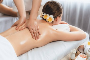 Kafkas çift müşterisi stres önleyici spa masajının keyfini çıkarıyor ve lüks otel veya oteldeki gündüz açık hava ortamında güzellik teniyle eğleniyor. Sessiz.
