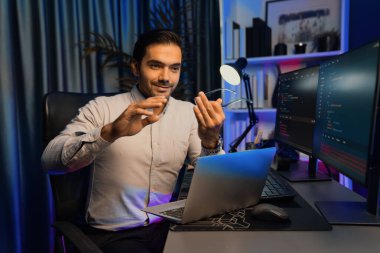 Neon Light Office 'teki hata kodlama sistemindeki sorunu çözmek için uygulama ekibi kaydı üzerinden bilgisayar üzerinden bilgisayar geliştirme toplantısı, internet sitesi veritabanı sunumu kavramı. Tahmin et..