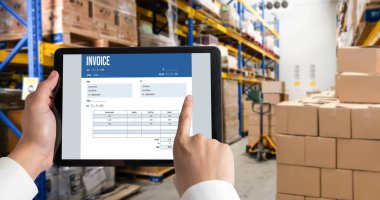 Muhasebe uygulamasından gelen fatura bilgisayar ekranında. Şirket işlerinin finans ve bütçesi için bilgisayar programı. Rahatça..