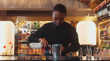 Asyalı barmenin karışık kokteyl likörünü likör karışımına katması, özel reklamı yaratıcı, canlandırıcı, bar lüksünde canlandırıcı bir vitrin haline getiriyor. Vinosity.