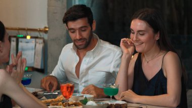 Birkaç arkadaş yaşam tarzlarını tartışıyor ve kokteyl cin tonik, mavi Hawaii, Cosmopolitan, Grasshopper içiyorlar. Özel parti gece kulübünü kutlarken sohbetin tadını çıkarıyorlar. Vinosity.