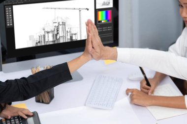 Çeşitli inşaat mühendisi ve müvekkil grupları, mimari proje üzerinde başarılı bir anlaşma yaptıktan, inşaat planını gözden geçirdikten ve toplantı masasında plan oluşturduktan sonra kutlama ve beşlik çakışma yaptılar.