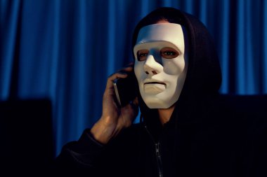 Bilgi işlem sahibini arayıp büyük bir veritabanı ile fidye tehdidinde bulunmasını programlayarak şifreli şifreleme kurmasını ve güvensiz bir mahremiyet sağlamaya çalışmasını söyleyen isimsiz beyaz suçlu maskesi. Bireysel.