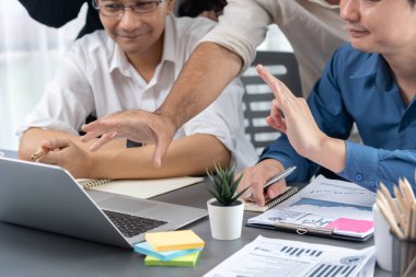 Veri analistleri ofis çalışanlarından oluşan bir ekip, mali, trend ve pazarlama verilerini analiz etmek için iş istihbaratı BI gösterge paneli üzerinde işbirliği yapmaktadır. BI yazılım kullanım sürücüsü iş başarısı. Tedbirli