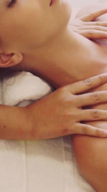 Profesyonel masaj terapisti tarafından masaj yaptıran rahat bir kadın. Sağlık, şifa ve rahatlama konsepti.