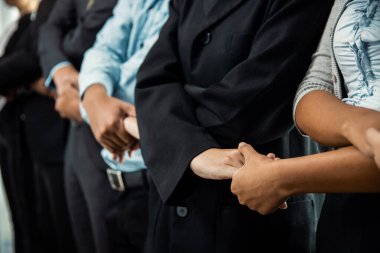 Modern çeşitlilik ve çok kültürlü şirket, iş adamları el ele verip kuyruğa giriyor, işbirliği ve işbirliği kavramına ortak bağlılık gösteriyor. Çok titiz.