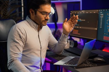 Neon Light Office 'teki hata kodlama sistemindeki sorunu çözmek için uygulama ekibi kaydı üzerinden bilgisayar üzerinden bilgisayar geliştirme toplantısı, internet sitesi veritabanı sunumu kavramı. Tahmin et..