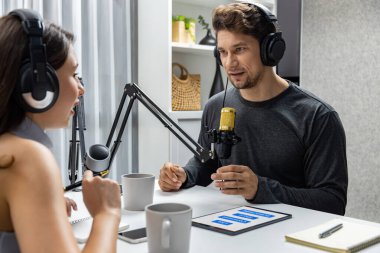 Özel konuğu olan sunucu kanalı, modern işyerindeki radyo sohbet programında etrafını saran dinleyicilerle birlikte canlı yayında sorun için tavsiyelerde bulunuyor. Varsayım.