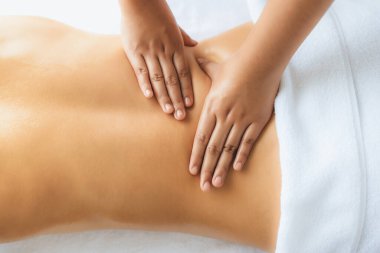 Kapalı alan kadın müşteri stres önleyici spa masajını yapmaktan zevk alıyor ve lüks otel ya da oteldeki gündüz açık hava güzellik salonunda güzellik teniyle eğleniyor. Sessiz.