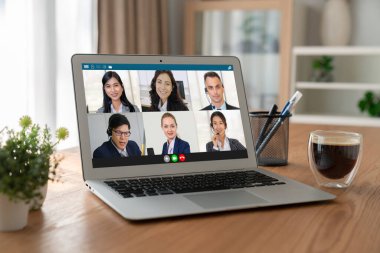 İş dünyasından iş adamlarının modern sanal grup toplantısı için video konferansındaki iş adamları