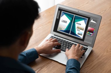 Web sayfasının modern tasarımı ve bilgisayar ekranında gösterilen ticari reklamlar için grafiksel tasarımcı yazılımı
