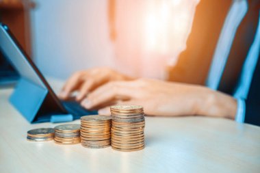 Para para birimiyle çalışan bir iş adamı. Yatırım büyümesi ve tasarruf kavramı. uds