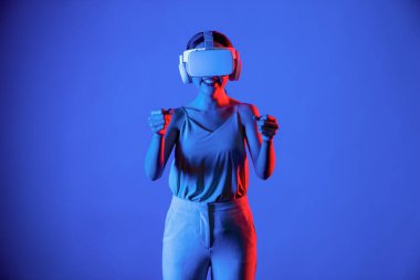 Zeki kadınlar, metaevreni birbirine bağlayan, gelecekteki siber uzay teknolojisi VR kulaklık takan neon ışıklarıyla çevrili dururlar. Zarif bir kadın meta dünyada araba yarışı oyunlarından hoşlanır. Halüsinasyon.