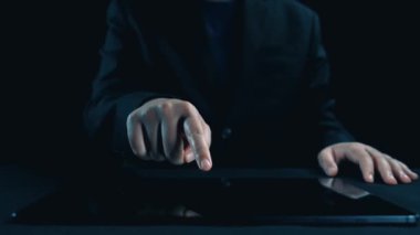 İş adamı iş büyümesi için ölçümleri değerlendirir, genişleme hedefleri koyar. İnovasyon ve strateji 2025 yoluyla sürekli iş büyümesini teşvik etme hakkında görüşler. Kullanıcı Kimliği