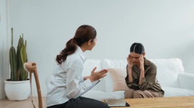 Psikologla ruh sağlığı terapisi gören üzgün travma sonrası stres bozukluğu olan bir kadın. Yaşam sonrası depresyon veya keder. Hayal kırıklığına uğramış genç bir kadın klinikteki duygular hakkında Vivancy psikoloğuyla konuşuyor.