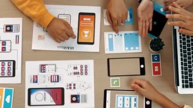 Mobil uygulama ya da web sitesi için kullanıcı arayüzü prototipi planlayan şirket çalışanlarının en iyi görünüm videosu. UX UI tasarımcı beyin fırtınası kullanıcı dostu arayüz planı. Sinerjik