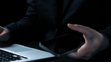 Yapay zeka mühendisliği, büyük veri ve yapay zeka makinesi kavramında yapay zeka beyin işlemcisiyle iş desteği için üretken yapay zeka kullanmayı öğrenen insan etkileşimi. Kullanıcı Kimliği