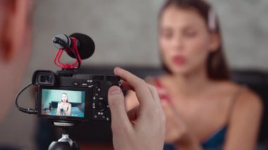 Erkek arkadaşı ya da kameramanı canlı yayın ekipmanıyla güzellik ve kozmetik dersi veren genç bir kadını filme alıyor. Güzellik blogcusu sosyal medya izleyicilerine ya da takipçilerine güzellik videosu yapıyor. Düzenle