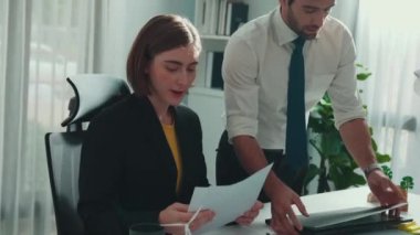 Profesyonel iş adamı, ESG 'nin çevresel yönetim tabletini kullanarak yöneticiye sürdürülebilir bir fikir sunuyor. Akıllı yönetici birlikte çalışarak temiz enerji kullanmayı planlıyor. Hizalama.