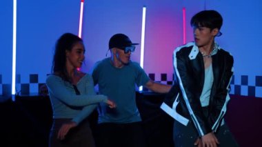 Farklı sokak dansçıları partilerde neon ışıklarıyla şehir pop müziğine taşınırken erkekler süslü gözlükler takıyor. Çekici hipster kameraya bakarken dans eder ya da pratik yapar. Mutluluk.
