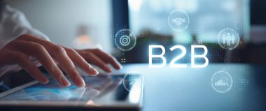 İş adamı B2B peyzajında geziniyor, iş-iş bağlantılarını geliştirmek için kullanım teknolojisi kullanıyor. B2B etkileşimlerini yeniden şekillendirir, iş stratejilerindeki yenilikleri tetikler. EIDE