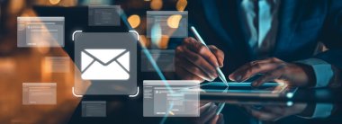 İş adamı e-posta kutusunu kontrol ediyor, daha iyi verimlilik için mesajları düzenliyor ve önceliklerini belirliyor. Etkili iletişim için akıllı e-posta teknikleri öğren. EIDE