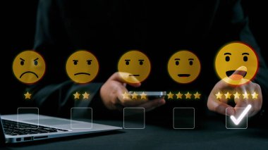 İş adamı müşteri memnuniyet değerlendirmesi verilerini analiz eder ve hizmet kalitesini artırmaya çalışır. Müşteri memnuniyeti ve sadakatini arttırmak için koz değerlendirmeleri. Kullanıcı Kimliği